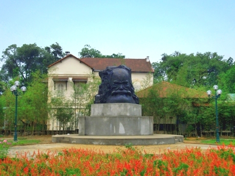 Điều ít biết về Trịnh Công Sơn và tượng Phan Bội Châu ở Huế