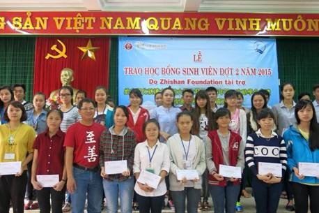 Tổ chức Zhishan Foundation trao học bổng cho sinh viên