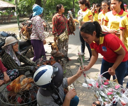 10 nghìn đóa hoa hồng đến với phụ nữ nghèo xứ Huế