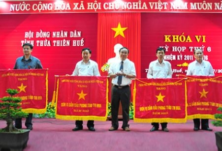 8 tập thể xuất sắc được tặng Cờ thi đua dẫn đầu phong trào thi đua năm học 2014 - 2015