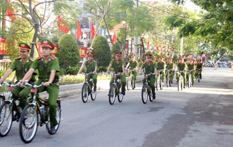 Cảnh sát khu vực Thừa Thiên Huế tuần tra bằng xe đạp