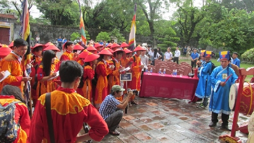 Học sinh Huế tìm hiểu di sản qua buổi ngoại khóa “ Tìm về dấu xưa”. 