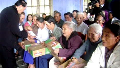 Trao 100 suất quà tặng người mù tại thị xã Hương Trà