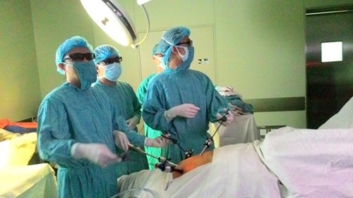 Lần đầu tiên mổ nội soi cắt khối u ung thư ở dạ dày bằng kỹ thuật 3D