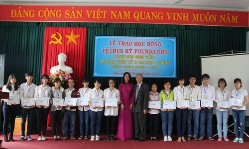 15 sinh viên Trường Đại học Kinh tế và Đại học Y dược nhận học bổng của PKF