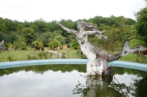 Bàn cách mua lại “công viên kinh dị” ở Huế