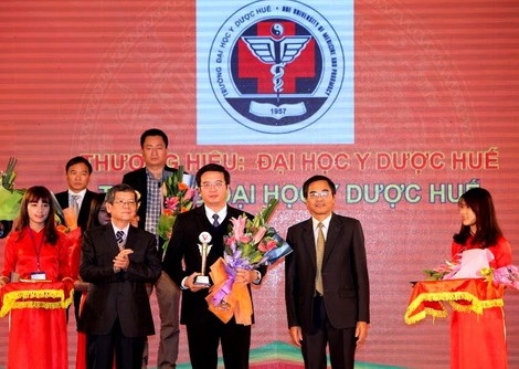 Trường Đại học Y Dược Huế nhận Giải thưởng “100 thương hiệu Việt bền vững 2015”