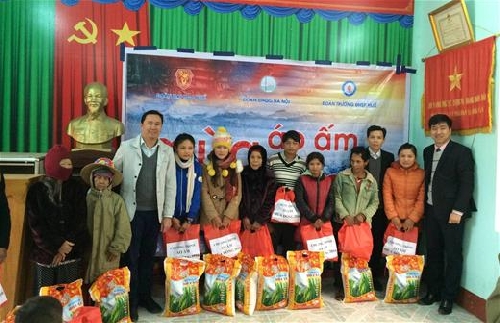 Chương trình “Áo ấm mùa đông” đến với xã Hồng Vân- A Lưới 