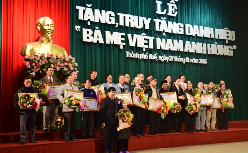 Trao và truy tặng danh hiệu “Bà mẹ Việt Nam Anh hùng” 