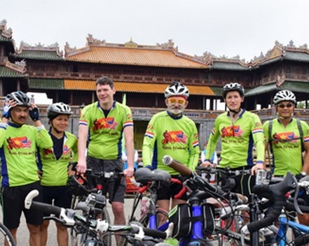 Đoàn xe đạp của Đại sứ quán Hoa Kỳ tại Việt Nam đến Huế