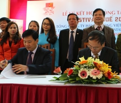 Ký hợp đồng tài trợ giữa BTC Festival Huế 2016 với Vietnam Airlines Jestar Pacific Airlines.