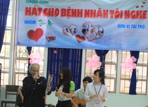 Xúc động cùng bệnh nhân hát cho nhau nghe