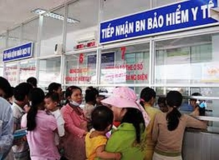 Trao 700 thẻ BHYT cho hộ cận nghèo trên địa bàn tỉnh