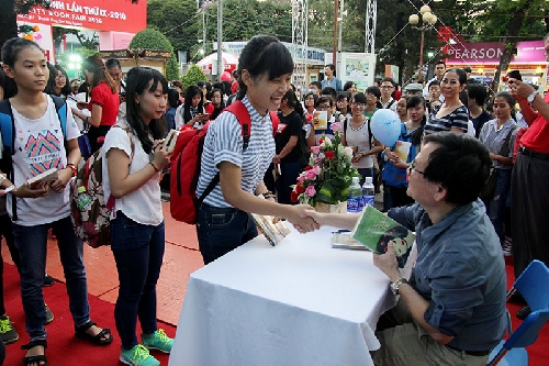 Hàng trăm người chờ nhà văn Nguyễn Nhật Ánh ký tặng sách