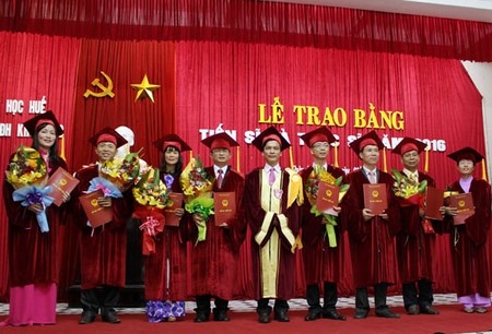 Trường Đại học Khoa học (ĐHKH) Huế trao bằng Tiến sĩ và Thạc sĩ khoa học đợt 1 năm 2016.