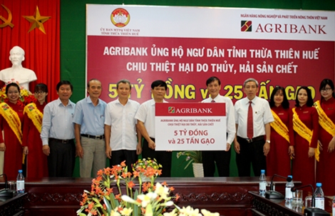 Agribank ủng hộ ngư dân Thừa Thiên Huế 5 tỷ đồng và 25 tấn gạo