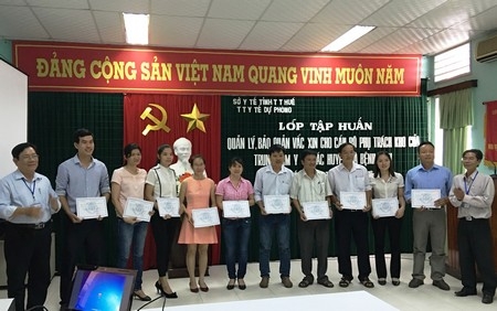 Tập huấn quản lý, bảo quản vắc xin cho cán bộ phụ trách kho lạnh của Trung tâm y tế các huyện và các bệnh viện. 