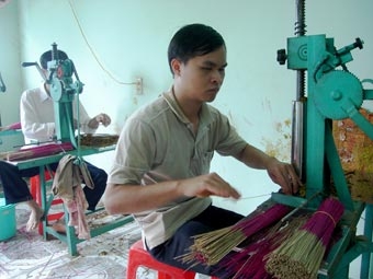 Khai giảng lớp dạy nghề làm hương cho người mù thị xã Hương Thủy