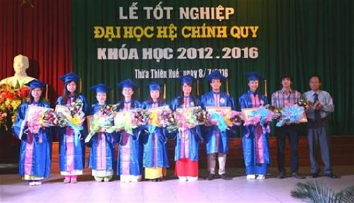 Trao bằng Tốt nghiệp Đại học hệ chính quy khóa 2012 - 2016 cho sinh viên ĐH Sư phạm