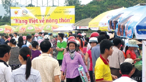 Phiên chợ đưa hàng Việt về miền núi năm 2016 tại huyện Nam Đông