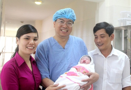 Bé gái ở ca mang thai hộ đầu tiên tại Bệnh viện Trung ương Huế vừa chào đời