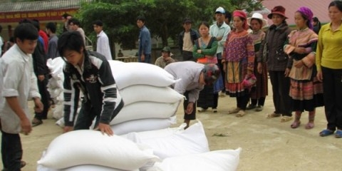 Phú Vang: cấp phát gạo hỗ trợ đợt 2 cho người dân các xã vùng ven biển