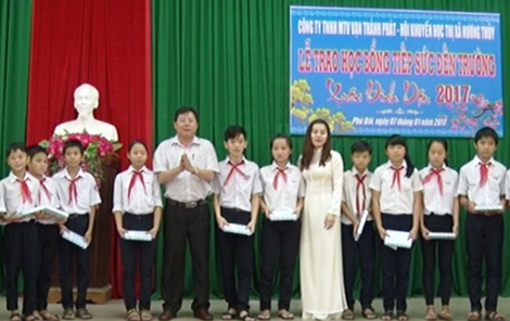 Trao học bổng “Tiếp sức đến trường” cho học sinh khó khăn tại Hương Thuỷ