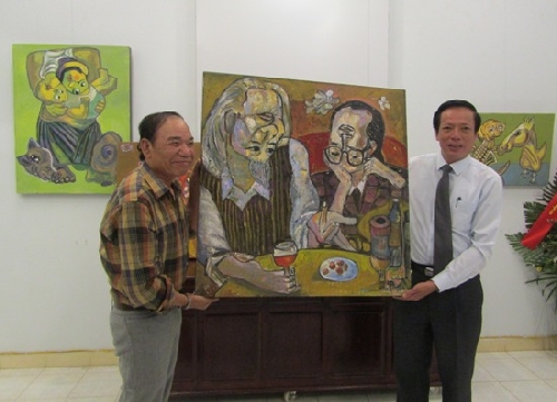 Họa sĩ Nguyễn Đại Giang trao tặng tranh cho tỉnh Thừa Thiên Huế