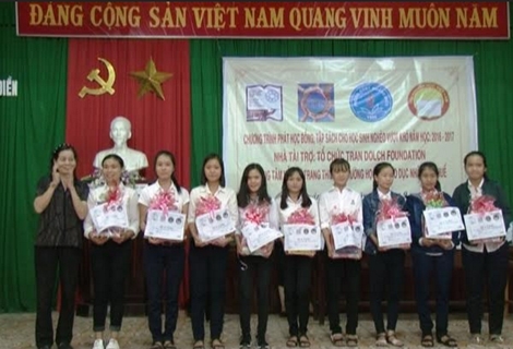 100 suất học bổng trao cho các em học sinh nghèo vượt khó Quảng Điền