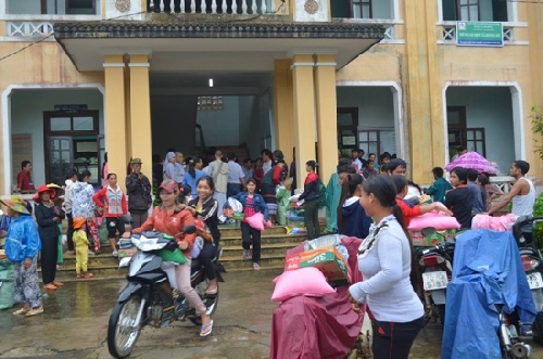 Tặng 200 suất quà cho hộ nghèo đồng bào dân tộc thiểu số huyện Nam Đông