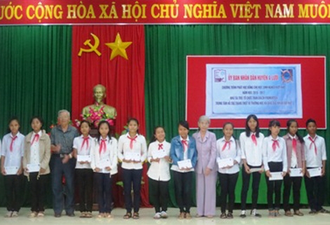 100 suất học bổng cho học sinh có hoàn cảnh đặt biệt khó khăn tại huyện A Lưới