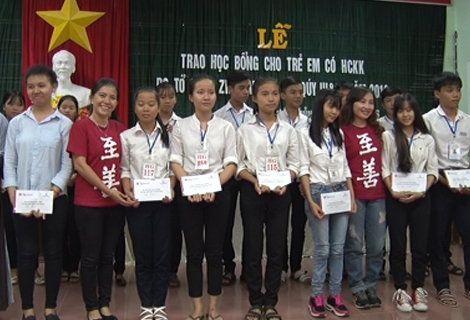  Trao học bổng cho học sinh nghèo vượt khó thị xã Hương Thủy