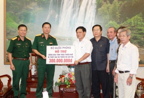 Bộ Quốc phòng hỗ trợ tỉnh Thừa Thiên Huế 300 triệu đồng khắc phục hậu quả lũ lụt