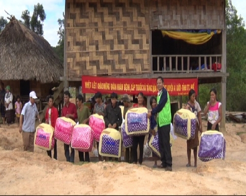 TTYT A Lưới: Thăm, khám, cấp phát thuốc miễn phí và tặng quà cho bà con nhân dân cụm bản Cô Tài – A Đên, huyện Sá Muội, tỉnh Salavan, nước CHDCND Lào