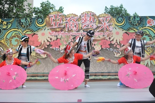 Hãnh diện với múa ô, khèn Việt Nam tại giao lưu nghệ thuật châu Á 2016