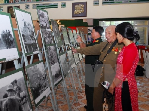 Khai mạc triển lãm ảnh "Những khoảnh khắc lịch sử" tại TP.HCM