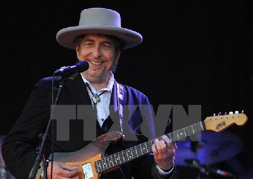 Ca sĩ Bob Dylan nhận huân chương và bằng chứng nhận giải Nobel Văn học