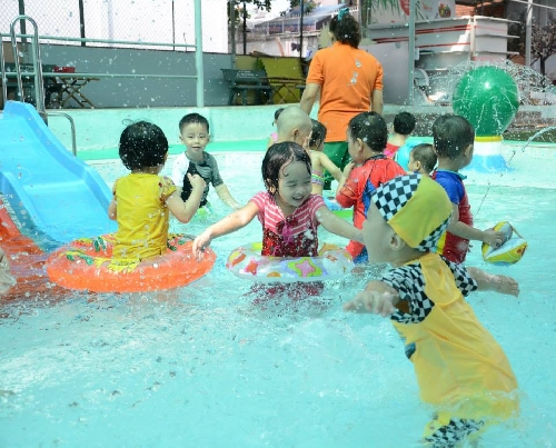 60 em thiếu nhi tham gia lớp học bơi miễn phí và phòng chống đuối nước cho thanh thiếu nhi 2017