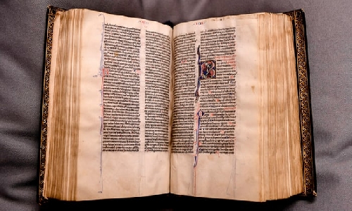 Tìm được cuốn kinh thánh từ thời Trung cổ