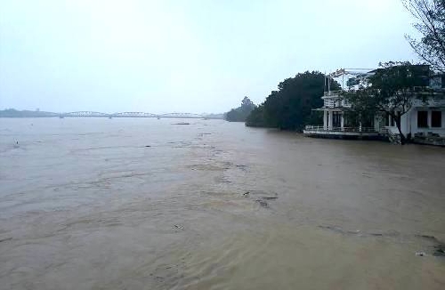 Xót xa thành Huế chìm trong mưa lũ