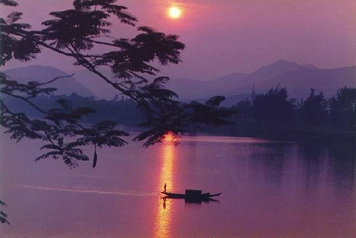 Ánh trăng trên sông Hương