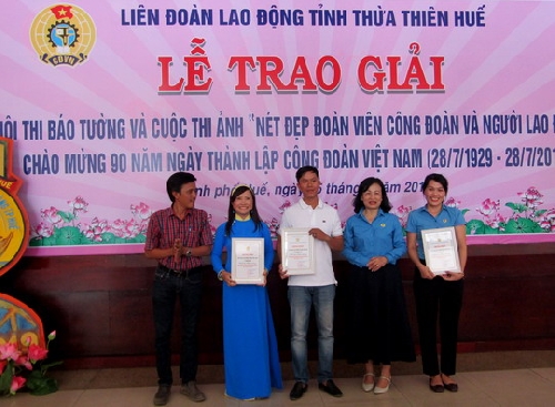 Trao giải cuộc thi ảnh  và hội thi báo tường chào mừng kỷ niệm Ngày thành lập Công đoàn Việt Nam 