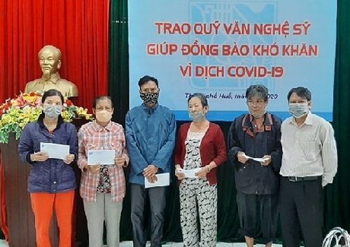 Liên hiệp VHNT Thừa Thiên Huế trao 40 suất quà cho người dân TP Huế