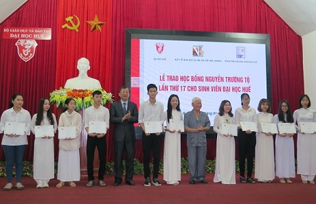 Trao 150 suất học bổng Nguyễn Trường Tộ cho sinh viên Đại học Huế