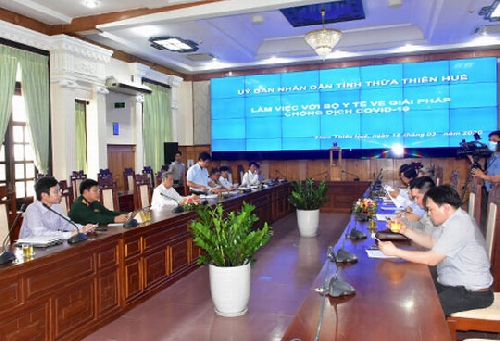 Thứ trưởng Bộ Y tế Nguyễn Trường Sơn kiểm tra công tác cách ly điều trị tại cơ sở 2 BVTW Huế 