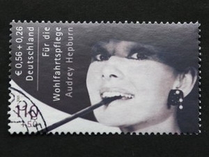 Tem Audrey Hepburn giá 74.600 USD