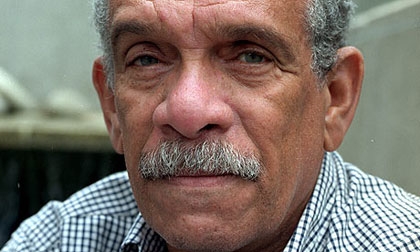 Derek Walcott được mời dạy ở Canada