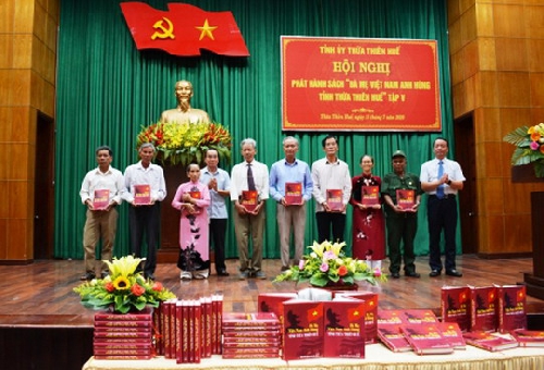 Phát hành sách “Bà mẹ Việt Nam Anh hùng tỉnh Thừa Thiên Huế” tập V