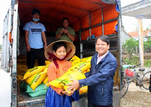 Liên hiệp các Hội VNHT Huế trao quà cho bà con vùng lũ huyện Phú Vang