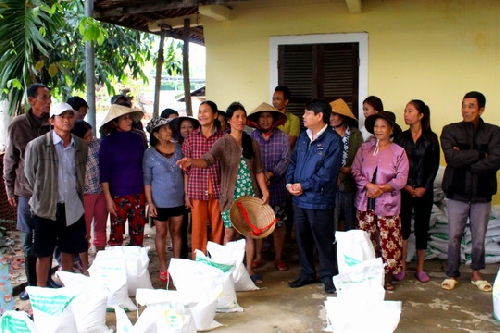 Trao quà hỗ trợ cho người dân vùng lũ xã Hương Toàn
